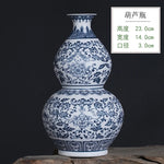Ce vase en porcelaine bleu et blanc orné de motifs de style chinois traditionnel est une pièce unique de design et d'artisanat raffiné.