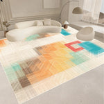 Tapis multicolore aux formes géométriques, avec des touches de orange, de bleu et de blanc, sur fond clair dans un intérieur moderne.