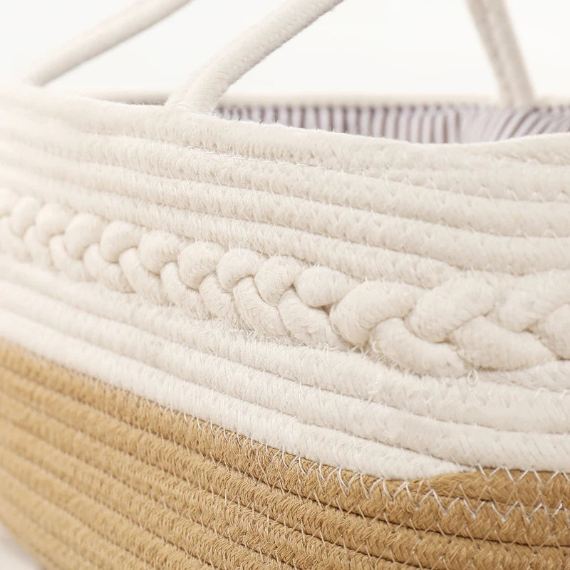 Panier de rangement bébé en corde de coton vert avec des jouets