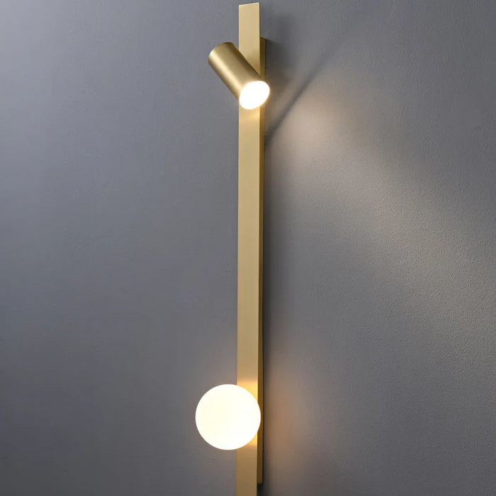 Lampe murale de lecture dorée moderne installée dans un salon élégant