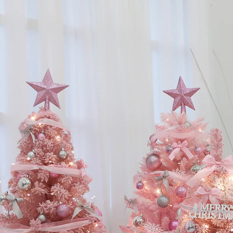 Sapin de Noël avec étoile pailletée dans un intérieur festif