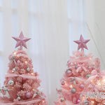 Sapin de Noël avec étoile pailletée dans un intérieur festif