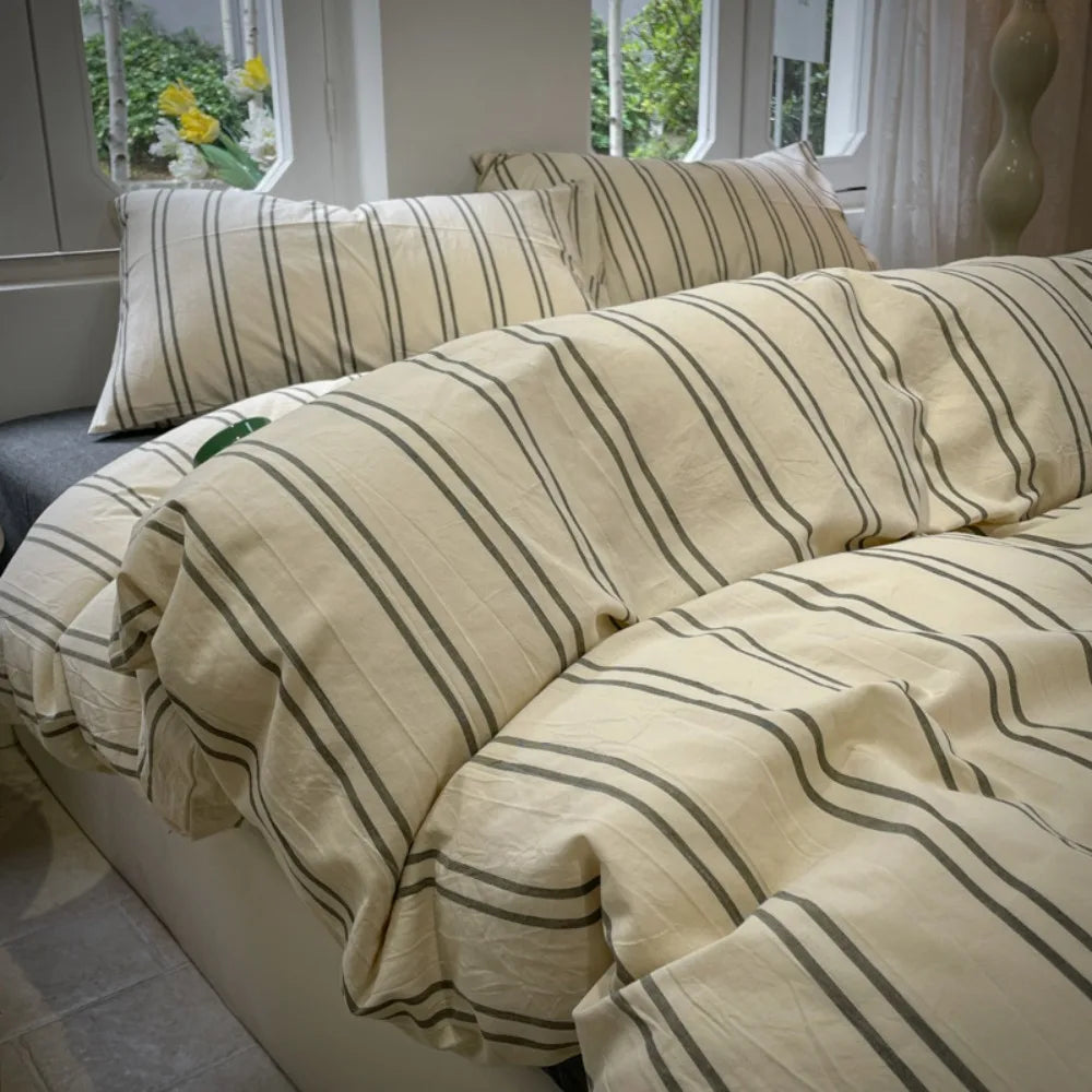 Housse de couette rayée réversible blanche sur lit double