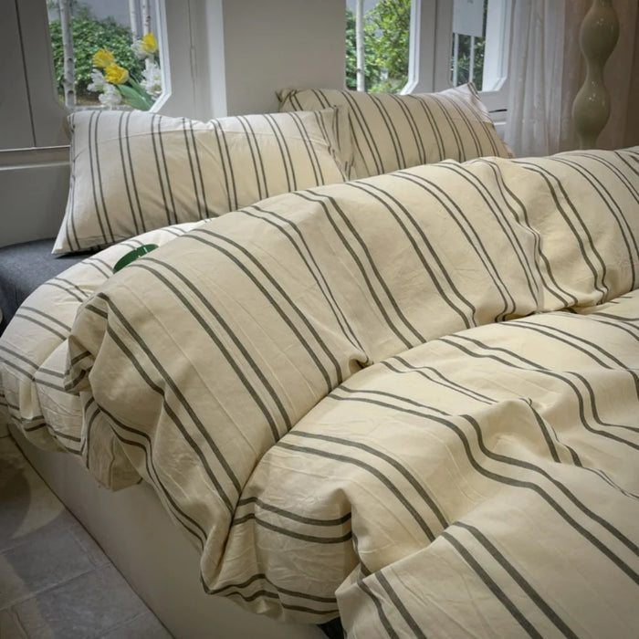 Housse de couette rayée réversible blanche sur lit double