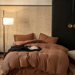 Parure de lit grise dans une chambre moderne avec décoration épurée