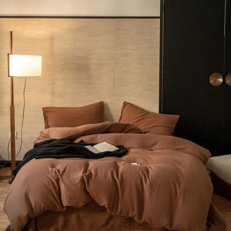 Parure de lit grise dans une chambre moderne avec décoration épurée