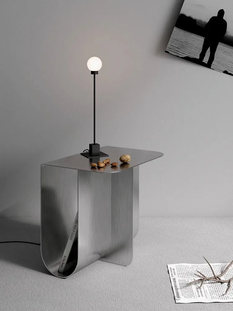 Table d'appoint nordique avec design épuré vue de côté