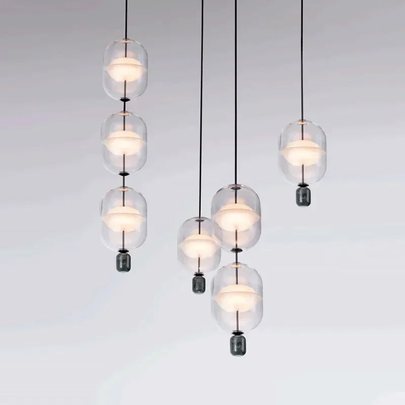 Lustre en verre nordique suspendu au-dessus d'une tête de lit moderne