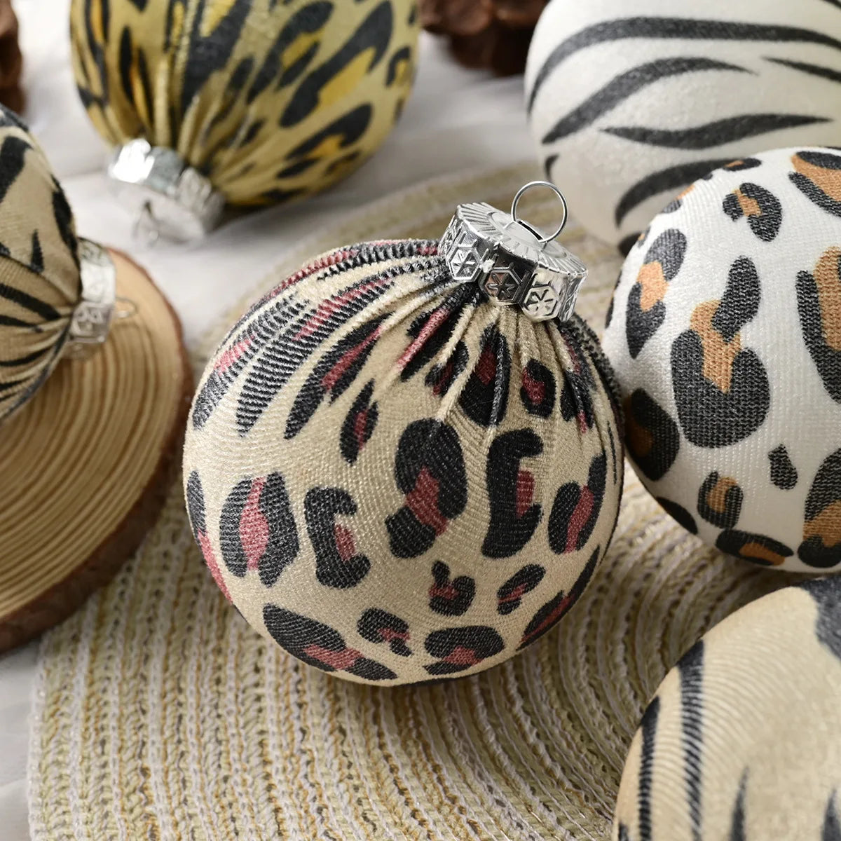 Boule de Noël léopard vue rapprochée