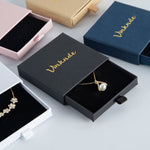 Boîte à bijoux avec collier placé à l'intérieur
