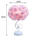 Lampe de chevet rose vue de côté, design floral pastoral pour décoration intérieure
