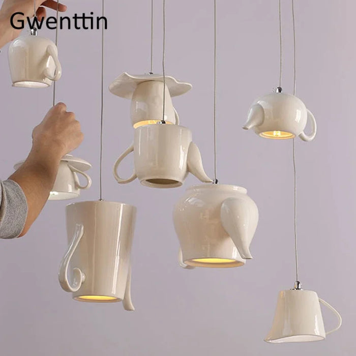 Lampe suspendue en céramique design nordique blanche éclairant un salon moderne
