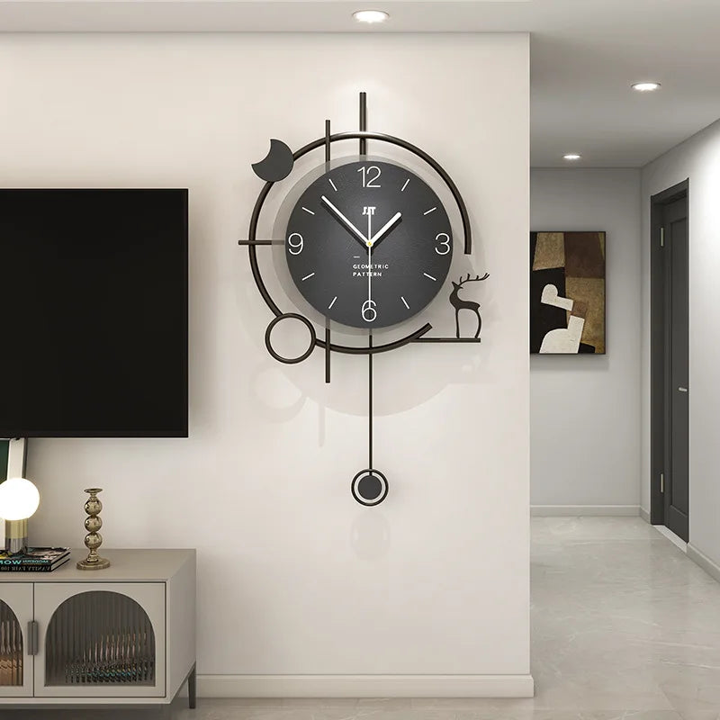 Détail du cadran de l'horloge murale en bois