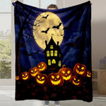 Une sombre maison hantée sous un clair de lune avec des citrouilles effrayantes illuminées dans la nuit d'Halloween.
