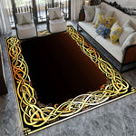 Un grand tapis noir orné de motifs dorés et complexes qui s'entrelacent pour créer un design sophistiqué et attrayant, se fondant harmonieusement avec l'ameublement et la décoration de cette pièce élégante.