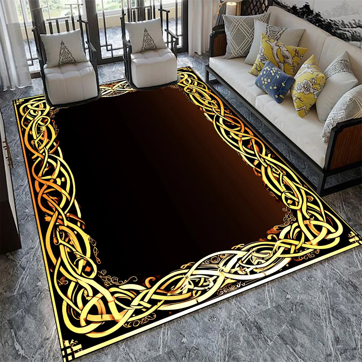 Un grand tapis noir orné de motifs dorés et complexes qui s'entrelacent pour créer un design sophistiqué et attrayant, se fondant harmonieusement avec l'ameublement et la décoration de cette pièce élégante.