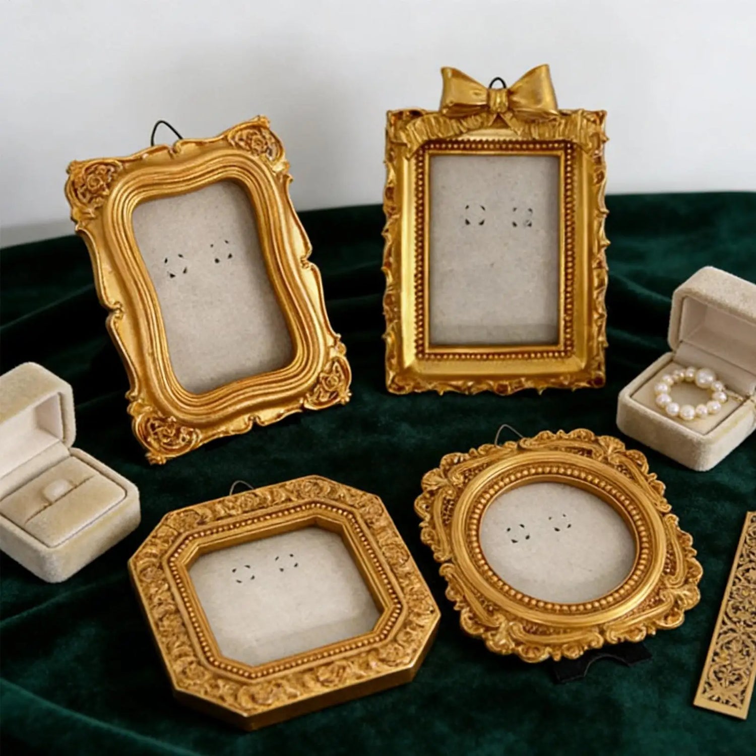 Cadre photo vintage blanc posé sur une table