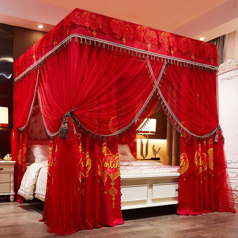Lit de mariage somptueux aux rideaux rouges ornés de motifs dorés, rehaussé de franges et de décorations luxueuses, créant une atmosphère chaleureuse et élégante dans la chambre.