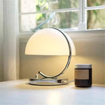 Lampe de chevet orange design Bauhaus sur table de nuit