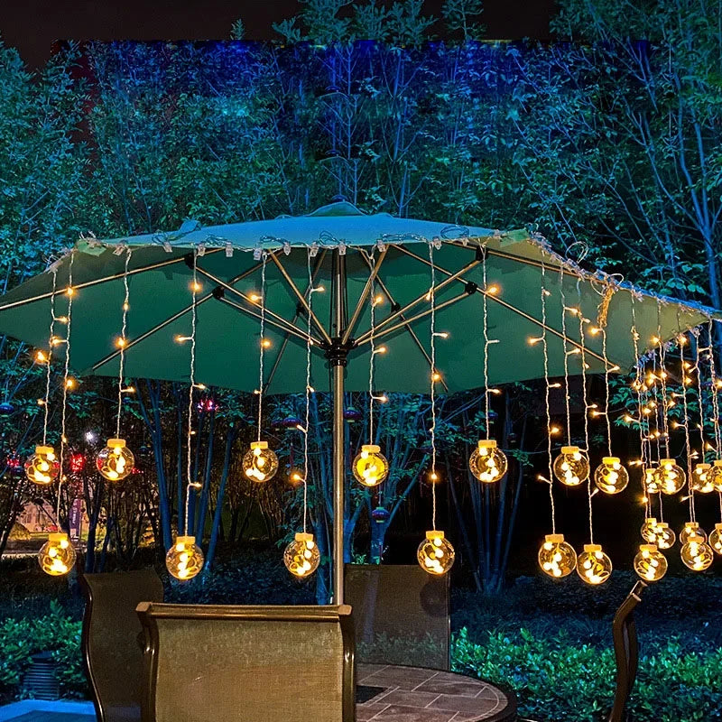 Guirlande lumineuse solaire décorant un arbre de jardin avec éclairage doux