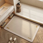Un plateau de rangement élégant, avec des finitions en bois et des compartiments pratiques, offrant un espace de rangement organisé dans une salle de bain épurée.