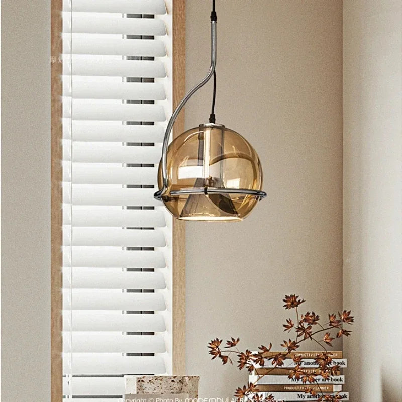 Lampe industrielle médiévale éclairant un salon avec ambiance chaleureuse