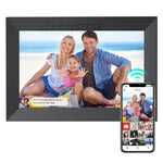 Cadre photo numérique connecté 10.1 pouces écran tactile IPS blanc sur un mur moderne