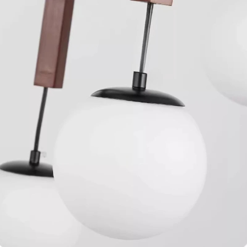 Détail du design effet bulle du lustre en bois