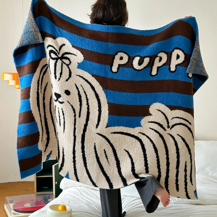 Couverture en polar bleu et marron avec un motif de chien Terrier à poils longs et le mot "Puppy" brodé en grande taille.