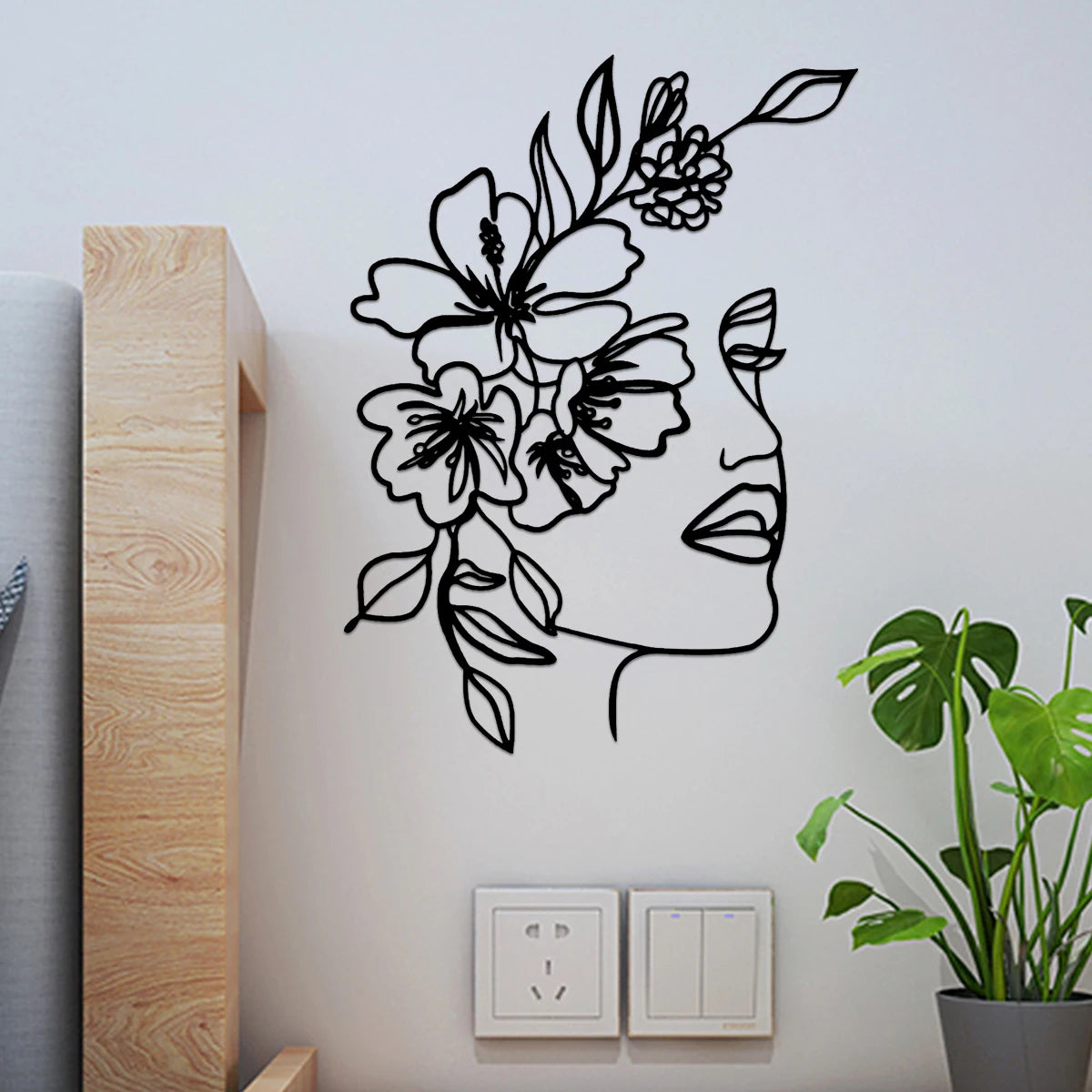 Décoration murale métal visage femme fleur gris clair