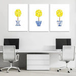 Des fleurs jaunes épanouies dans des vases bleus et blancs décorent avec élégance ce bureau lumineux et moderne.