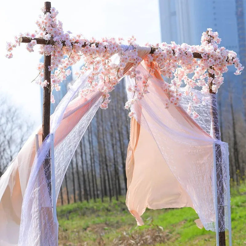 Guirlande florale utilisée comme décoration d'arc pour un mariage