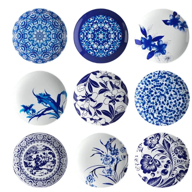 Assiette murale en céramique blanche et bleue suspendue sur un mur blanc