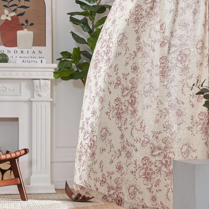 Rideau à motif floral vintage beige et bordeaux dans un salon élégant au style classique, avec une cheminée blanche et des éléments végétaux.