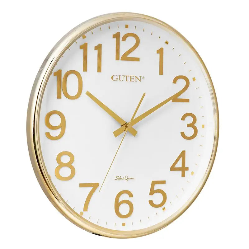 Horloge murale dans une chambre avec décoration nordique