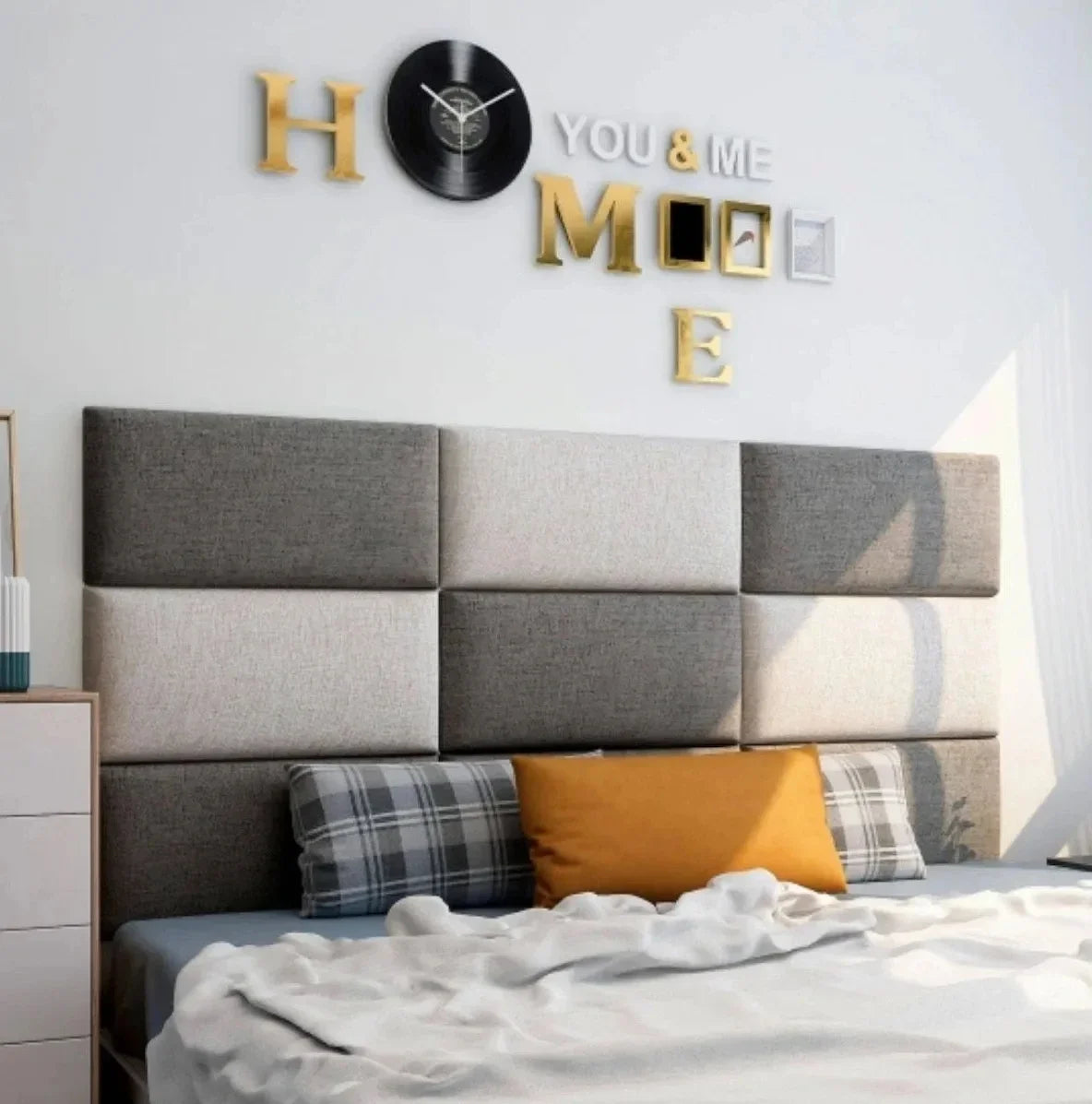 Tête de lit en bois moderne bleu profond dans une chambre élégante
