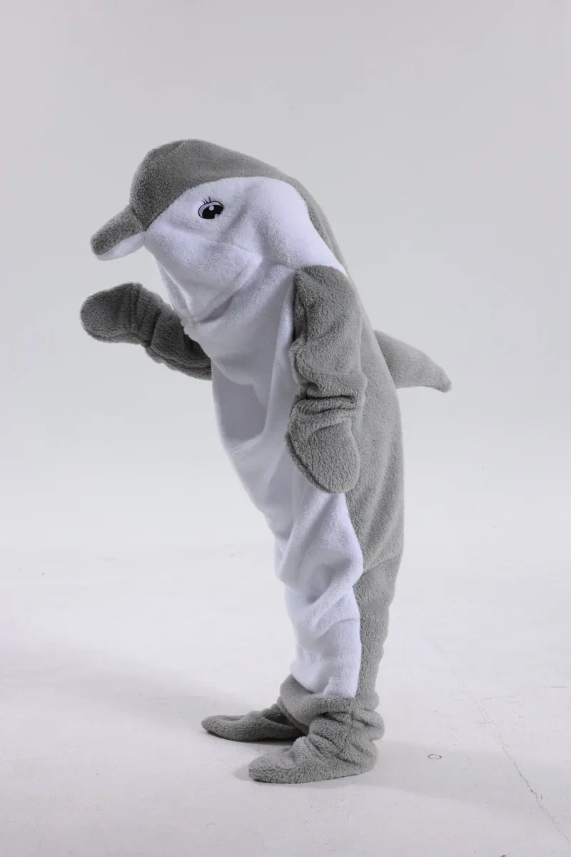 Peluche de dauphin gris mignon et souriant, avec de grands yeux noirs expressifs.