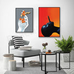 L'image illustre un salon moderne et élégant, avec deux tableaux abstraits en contraste frappant, l'un mettant en scène une main tenant des pilules, l'autre représentant un visage en gros plan avec une allumette allumée. L'espace est complété par des meubles minimalistes et des éléments de décoration végétaux, créant une ambiance épurée et artistique.