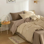 Housse de couette carreaux japonais Queen Size avec draps sur un lit