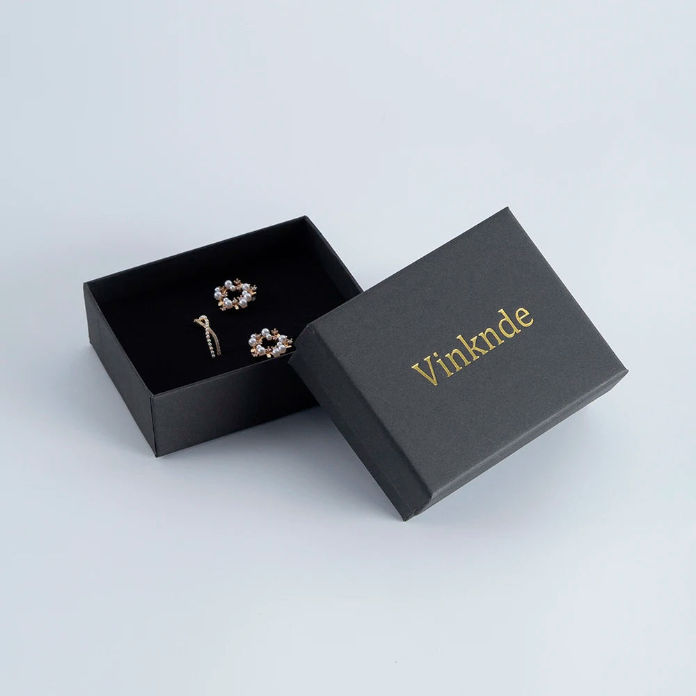 Détail du logo personnalisable sur la boîte à bijoux