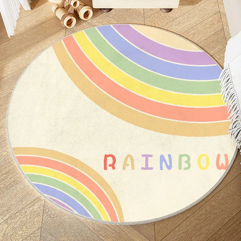 Un tapis rond décoré de rayures multicolores et du texte "RAINBOW" en couleurs vives, sur un sol en bois.