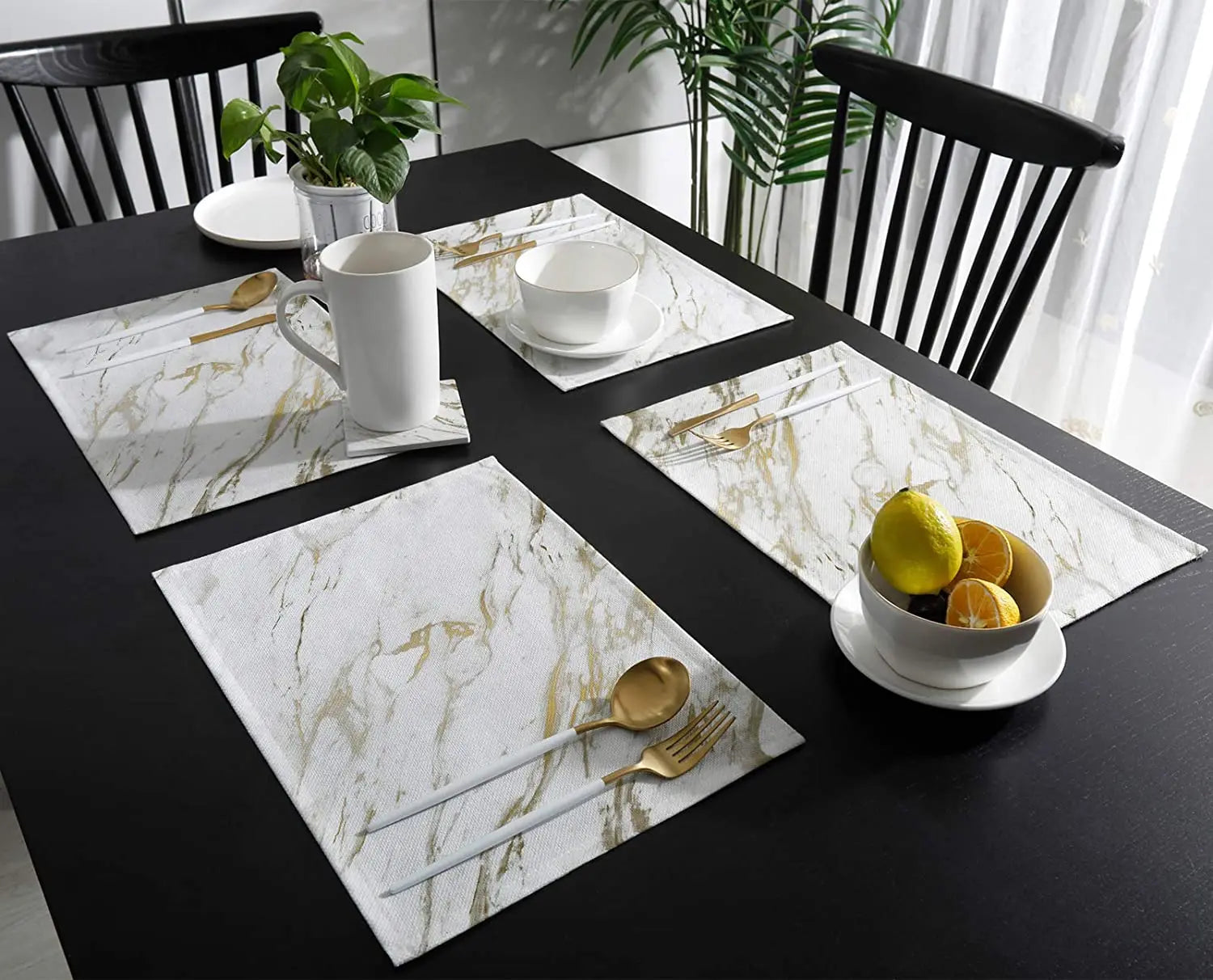 Set de table moderne rouge marbre blanc or