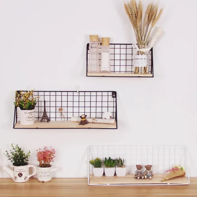 Étagère murale noire avec plantes et livres
