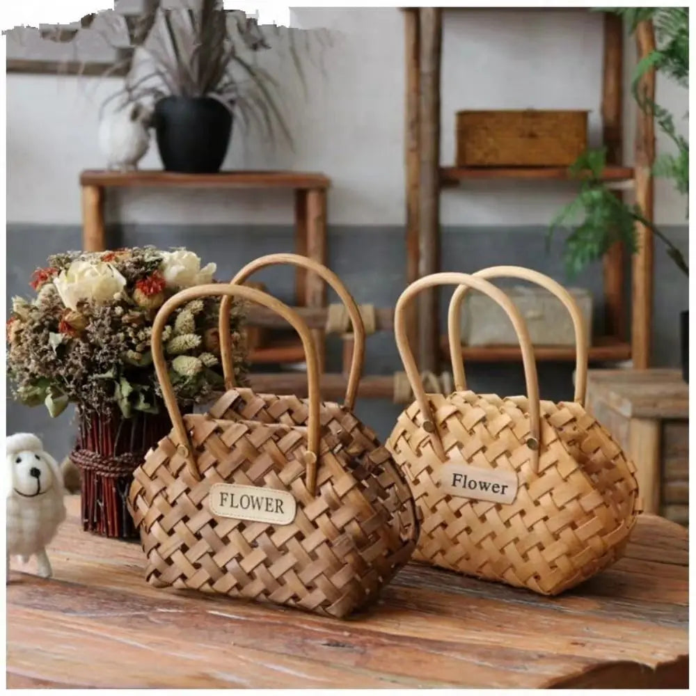 Panier en osier décoratif pour fleurs couleur vert sur table en bois