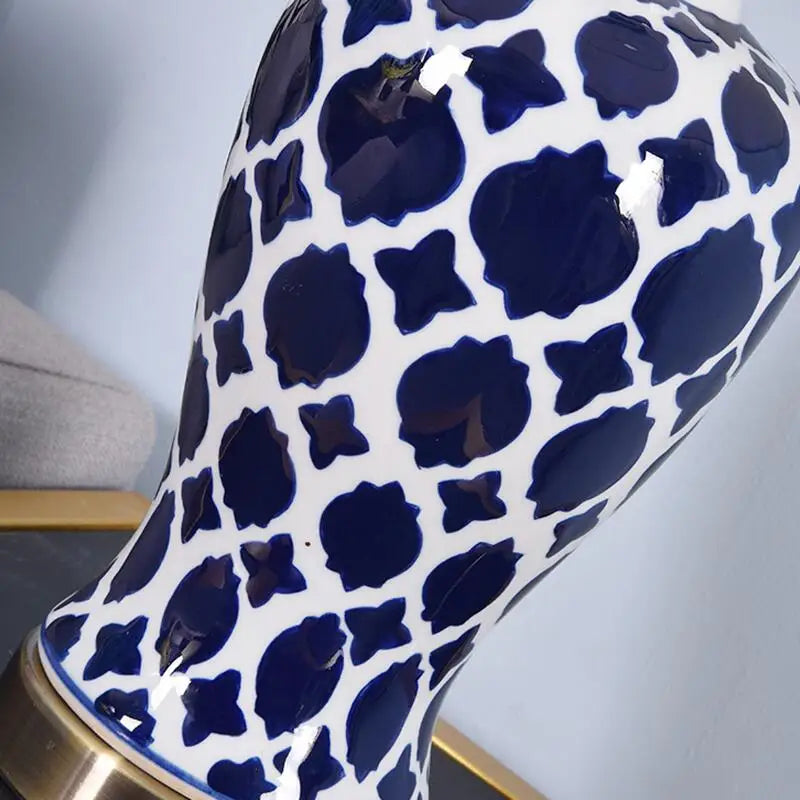 Lampe de chevet bleue dans un salon avec décoration classique