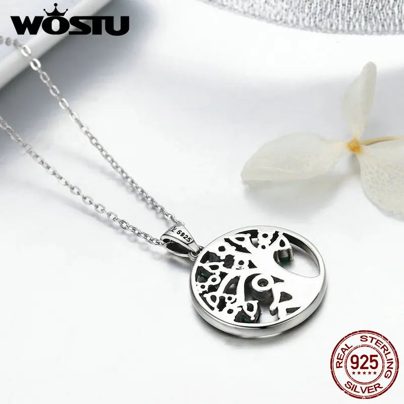 Collier porté autour du cou sur fond neutre