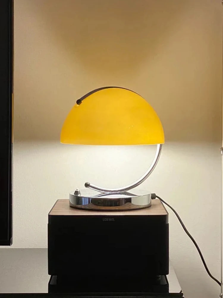 Lampe de chevet orange avec abat-jour noir