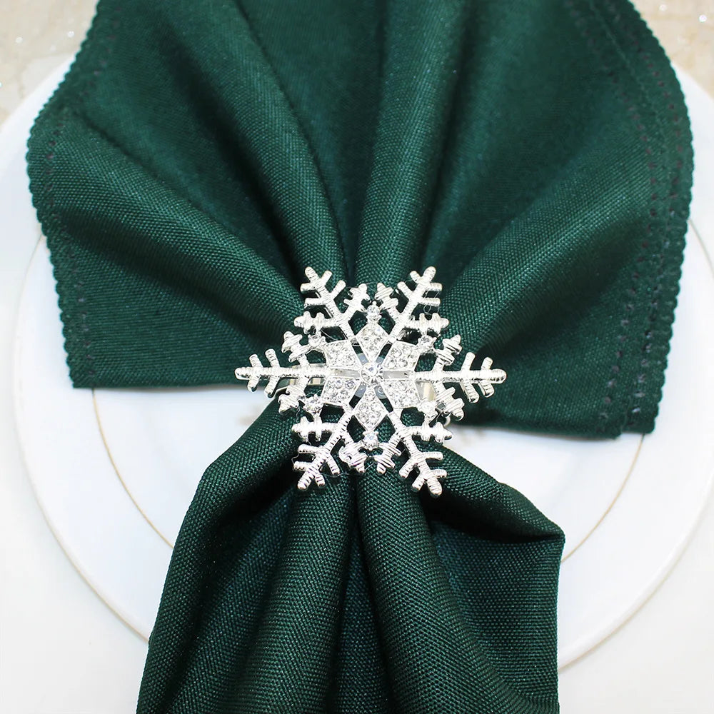 Table de mariage d'hiver avec ronds de serviette dorés et serviettes en lin