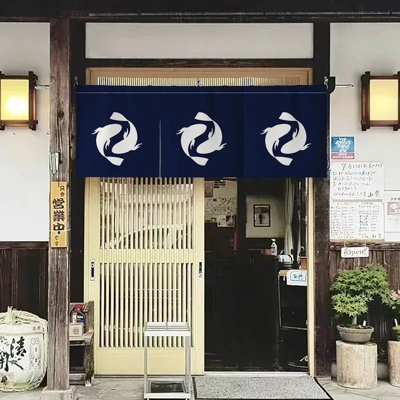 Rideau japonais kaki foncé utilisé comme séparateur de pièce dans un salon