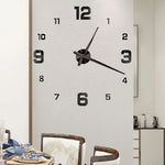 Horloge murale géante 3D en acrylique sans cadre gris dans un salon moderne
